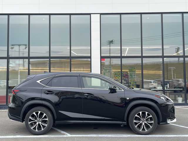 レクサス ＮＸ 200t Fスポーツ 青森県 2014(平26)年 7万km スターライトブラックガラスフレーク ・4WD/・本革シート/・純正メーカーSDナビ/・Bluetooth/・バックカメラ/・衝突軽減ブレーキ/・レーダークルーズコントロール/・レーンキープアシスト/・パワーバックドア/・エアシート（D＋N）/・パワーシート（D＋N）/・プッシュスタート/・スマートキー/・オートライト/・アイドリングストップ/・カーテンエアバック/・横滑り防止/・パドルシフト/・シートメモリ/・社外フロアマット/・純正ドアバイザー/・保証書/・取扱説明書