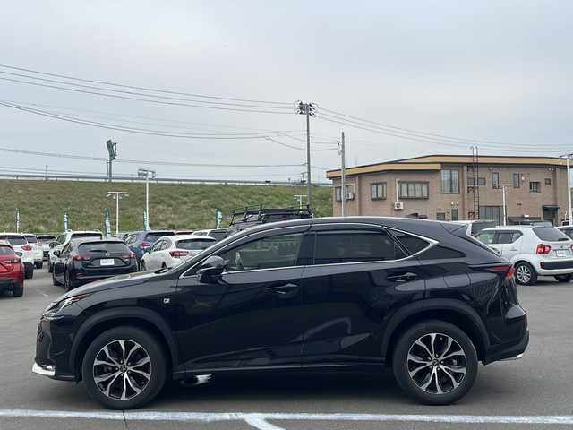 レクサス ＮＸ 200t Fスポーツ 青森県 2014(平26)年 7万km スターライトブラックガラスフレーク ・4WD/・本革シート/・純正メーカーSDナビ/・Bluetooth/・バックカメラ/・衝突軽減ブレーキ/・レーダークルーズコントロール/・レーンキープアシスト/・パワーバックドア/・エアシート（D＋N）/・パワーシート（D＋N）/・プッシュスタート/・スマートキー/・オートライト/・アイドリングストップ/・カーテンエアバック/・横滑り防止/・パドルシフト/・シートメモリ/・社外フロアマット/・純正ドアバイザー/・保証書/・取扱説明書
