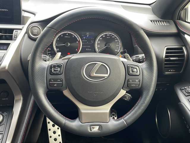 レクサス ＮＸ 200t Fスポーツ 青森県 2014(平26)年 7万km スターライトブラックガラスフレーク ・4WD/・本革シート/・純正メーカーSDナビ/・Bluetooth/・バックカメラ/・衝突軽減ブレーキ/・レーダークルーズコントロール/・レーンキープアシスト/・パワーバックドア/・エアシート（D＋N）/・パワーシート（D＋N）/・プッシュスタート/・スマートキー/・オートライト/・アイドリングストップ/・カーテンエアバック/・横滑り防止/・パドルシフト/・シートメモリ/・社外フロアマット/・純正ドアバイザー/・保証書/・取扱説明書