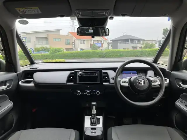 ホンダ フィット e:HEVベーシック 埼玉県 2020(令2)年 2.3万km ルナシルバーM 登録時22404km/ワンオーナー/ホンダセンシング /　・衝突軽減ブレーキ（CMBS）/　・前後誤発進抑制制御機能/　・歩行者事故軽減ステアリング/　・路外逸脱抑制制御機能/　・先行車発進お知らせ機能/　・標識認識機能/　・アダプティブクルーズコントロール（ACC）/　・車線維持支援システム（LKAS）/　・オートハイビーム/クリアランスソナー/電子制御パーキングブレーキ/　・オートホールド機能/社外オーディオ（KENWOOD:RDT-211）/　・CD再生/　・AUX/USB端子/ETC/スマートキー×2/プッシュスタートボタン/LEDヘッドライト/ドアバイサー/電動格納ミラー/保証書/取扱説明書/点検記録簿（R5.R6）