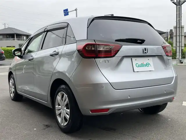 ホンダ フィット e:HEVベーシック 埼玉県 2020(令2)年 2.3万km ルナシルバーM 登録時22404km/ワンオーナー/ホンダセンシング /　・衝突軽減ブレーキ（CMBS）/　・前後誤発進抑制制御機能/　・歩行者事故軽減ステアリング/　・路外逸脱抑制制御機能/　・先行車発進お知らせ機能/　・標識認識機能/　・アダプティブクルーズコントロール（ACC）/　・車線維持支援システム（LKAS）/　・オートハイビーム/クリアランスソナー/電子制御パーキングブレーキ/　・オートホールド機能/社外オーディオ（KENWOOD:RDT-211）/　・CD再生/　・AUX/USB端子/ETC/スマートキー×2/プッシュスタートボタン/LEDヘッドライト/ドアバイサー/電動格納ミラー/保証書/取扱説明書/点検記録簿（R5.R6）