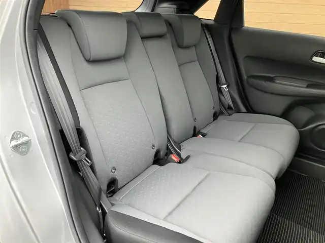 ホンダ フィット e:HEVベーシック 埼玉県 2020(令2)年 2.3万km ルナシルバーM 登録時22404km/ワンオーナー/ホンダセンシング /　・衝突軽減ブレーキ（CMBS）/　・前後誤発進抑制制御機能/　・歩行者事故軽減ステアリング/　・路外逸脱抑制制御機能/　・先行車発進お知らせ機能/　・標識認識機能/　・アダプティブクルーズコントロール（ACC）/　・車線維持支援システム（LKAS）/　・オートハイビーム/クリアランスソナー/電子制御パーキングブレーキ/　・オートホールド機能/社外オーディオ（KENWOOD:RDT-211）/　・CD再生/　・AUX/USB端子/ETC/スマートキー×2/プッシュスタートボタン/LEDヘッドライト/ドアバイサー/電動格納ミラー/保証書/取扱説明書/点検記録簿（R5.R6）
