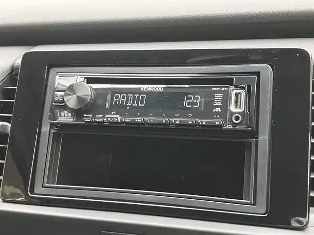 ホンダ フィット e:HEVベーシック 埼玉県 2020(令2)年 2.3万km ルナシルバーM 登録時22404km/ワンオーナー/ホンダセンシング /　・衝突軽減ブレーキ（CMBS）/　・前後誤発進抑制制御機能/　・歩行者事故軽減ステアリング/　・路外逸脱抑制制御機能/　・先行車発進お知らせ機能/　・標識認識機能/　・アダプティブクルーズコントロール（ACC）/　・車線維持支援システム（LKAS）/　・オートハイビーム/クリアランスソナー/電子制御パーキングブレーキ/　・オートホールド機能/社外オーディオ（KENWOOD:RDT-211）/　・CD再生/　・AUX/USB端子/ETC/スマートキー×2/プッシュスタートボタン/LEDヘッドライト/ドアバイサー/電動格納ミラー/保証書/取扱説明書/点検記録簿（R5.R6）