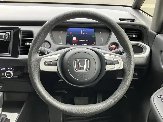 ホンダ フィット e:HEVベーシック 埼玉県 2020(令2)年 2.3万km ルナシルバーM 登録時22404km/ワンオーナー/ホンダセンシング /　・衝突軽減ブレーキ（CMBS）/　・前後誤発進抑制制御機能/　・歩行者事故軽減ステアリング/　・路外逸脱抑制制御機能/　・先行車発進お知らせ機能/　・標識認識機能/　・アダプティブクルーズコントロール（ACC）/　・車線維持支援システム（LKAS）/　・オートハイビーム/クリアランスソナー/電子制御パーキングブレーキ/　・オートホールド機能/社外オーディオ（KENWOOD:RDT-211）/　・CD再生/　・AUX/USB端子/ETC/スマートキー×2/プッシュスタートボタン/LEDヘッドライト/ドアバイサー/電動格納ミラー/保証書/取扱説明書/点検記録簿（R5.R6）