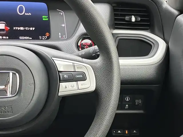 ホンダ フィット e:HEVベーシック 埼玉県 2020(令2)年 2.3万km ルナシルバーM 登録時22404km/ワンオーナー/ホンダセンシング /　・衝突軽減ブレーキ（CMBS）/　・前後誤発進抑制制御機能/　・歩行者事故軽減ステアリング/　・路外逸脱抑制制御機能/　・先行車発進お知らせ機能/　・標識認識機能/　・アダプティブクルーズコントロール（ACC）/　・車線維持支援システム（LKAS）/　・オートハイビーム/クリアランスソナー/電子制御パーキングブレーキ/　・オートホールド機能/社外オーディオ（KENWOOD:RDT-211）/　・CD再生/　・AUX/USB端子/ETC/スマートキー×2/プッシュスタートボタン/LEDヘッドライト/ドアバイサー/電動格納ミラー/保証書/取扱説明書/点検記録簿（R5.R6）