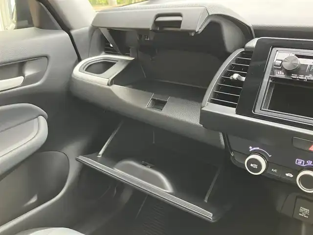 ホンダ フィット e:HEVベーシック 埼玉県 2020(令2)年 2.3万km ルナシルバーM 登録時22404km/ワンオーナー/ホンダセンシング /　・衝突軽減ブレーキ（CMBS）/　・前後誤発進抑制制御機能/　・歩行者事故軽減ステアリング/　・路外逸脱抑制制御機能/　・先行車発進お知らせ機能/　・標識認識機能/　・アダプティブクルーズコントロール（ACC）/　・車線維持支援システム（LKAS）/　・オートハイビーム/クリアランスソナー/電子制御パーキングブレーキ/　・オートホールド機能/社外オーディオ（KENWOOD:RDT-211）/　・CD再生/　・AUX/USB端子/ETC/スマートキー×2/プッシュスタートボタン/LEDヘッドライト/ドアバイサー/電動格納ミラー/保証書/取扱説明書/点検記録簿（R5.R6）