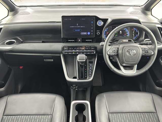 トヨタ ノア ハイブリッド S－Z 愛知県 2024(令6)年 0.7万km ホワイトパールクリスタルシャイン 快適利便パッケージHigh/・ハンズフリーデュアルパワースライドドア（挟み込み防止機能付）/・パワーバックドア（挟み込み防止機能/停止位置メモリー機能/・ナノイーX/ステアリングヒーター/・2列目シートヒーター、オットマン（キャプテンシート）/純正10.5インチディズプレイオーディオ（コネクテッドナビ対応)/・TV(フルセグ)＋CD・DVDデッキ/・AppleCarPlay/AndroidAuto/Miracast/・AM/FM/USB/・HDMI接続/ETC2.0ユニット/純正フリップダウンモニター/=========================/HDMI/AC100V/前後ドライブレコーダー/トヨタセーフティーセンス/ACC/LKA/前後コーナーセンサー/ETC2.0/オートホールド/ハーフレザーシート/D/N席シートヒーター/ハンドルヒーター/電動リアゲート/両側パワースライドドア/後席左側ステップ/後席オットマン/LEDヘッドライト/オートライト/オートマチックハイビーム/フォグランプ/スマートキー/スペアキー１本