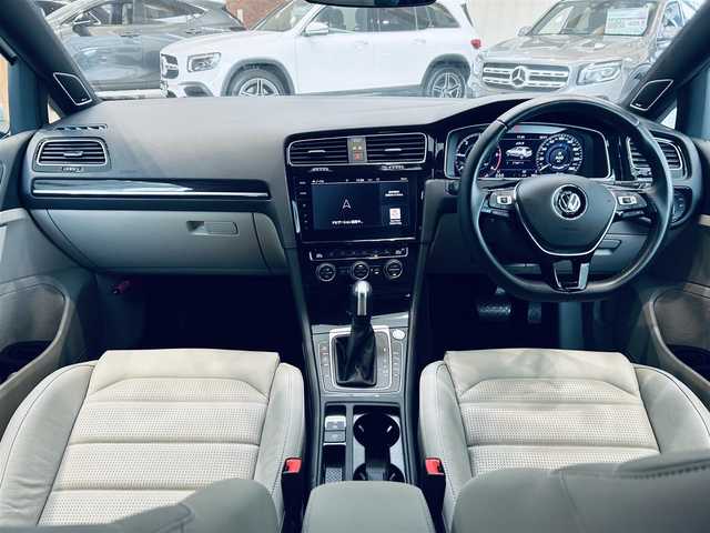 フォルクスワーゲン ゴルフ TDI ハイライン マイスター 大阪府 2020(令2)年 0.9万km パール ベージュ革/Dメモリ付きパワーシート/シートヒーター/ACC/純正ナビ/バックカメラ/TV/applecarplay/純正17インチAW/LEDヘッドライト/ブラインドスポット/クリアランスソナー/パドルシフト/ETC/ドラレコ/DYNAUDIO