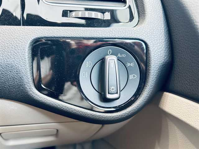 フォルクスワーゲン ゴルフ TDI ハイライン マイスター 大阪府 2020(令2)年 0.9万km パール ベージュ革/Dメモリ付きパワーシート/シートヒーター/ACC/純正ナビ/バックカメラ/TV/applecarplay/純正17インチAW/LEDヘッドライト/ブラインドスポット/クリアランスソナー/パドルシフト/ETC/ドラレコ/DYNAUDIO