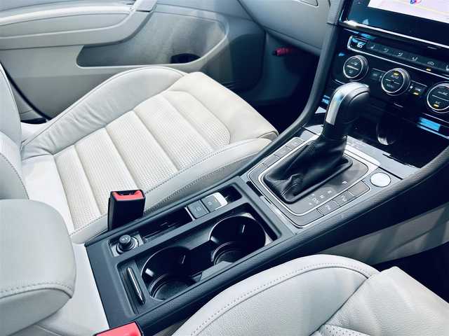 フォルクスワーゲン ゴルフ TDI ハイライン マイスター 大阪府 2020(令2)年 0.9万km パール ベージュ革/Dメモリ付きパワーシート/シートヒーター/ACC/純正ナビ/バックカメラ/TV/applecarplay/純正17インチAW/LEDヘッドライト/ブラインドスポット/クリアランスソナー/パドルシフト/ETC/ドラレコ/DYNAUDIO