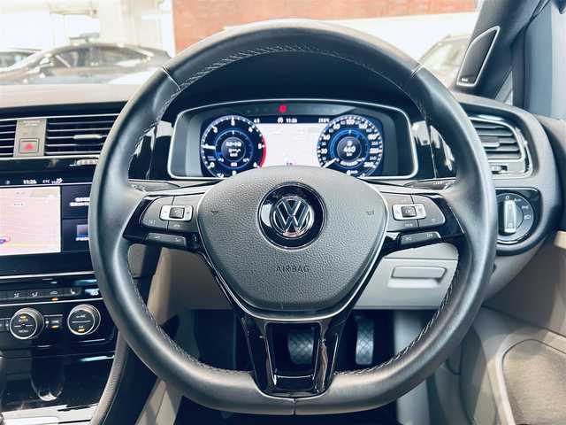 フォルクスワーゲン ゴルフ TDI ハイライン マイスター 大阪府 2020(令2)年 0.9万km パール ベージュ革/Dメモリ付きパワーシート/シートヒーター/ACC/純正ナビ/バックカメラ/TV/applecarplay/純正17インチAW/LEDヘッドライト/ブラインドスポット/クリアランスソナー/パドルシフト/ETC/ドラレコ/DYNAUDIO