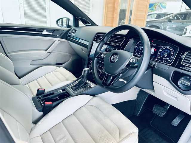 フォルクスワーゲン ゴルフ TDI ハイライン マイスター 大阪府 2020(令2)年 0.9万km パール ベージュ革/Dメモリ付きパワーシート/シートヒーター/ACC/純正ナビ/バックカメラ/TV/applecarplay/純正17インチAW/LEDヘッドライト/ブラインドスポット/クリアランスソナー/パドルシフト/ETC/ドラレコ/DYNAUDIO