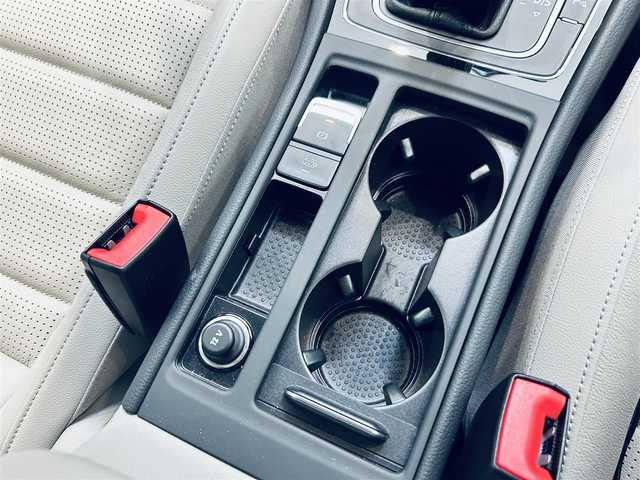 フォルクスワーゲン ゴルフ TDI ハイライン マイスター 大阪府 2020(令2)年 0.9万km パール ベージュ革/Dメモリ付きパワーシート/シートヒーター/ACC/純正ナビ/バックカメラ/TV/applecarplay/純正17インチAW/LEDヘッドライト/ブラインドスポット/クリアランスソナー/パドルシフト/ETC/ドラレコ/DYNAUDIO