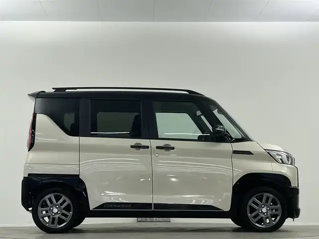 三菱 デリカミニ T プレミアム 埼玉県 2025(令7)年 0.1万km未満 ナチュラルアイボリーメタリック 登録済未使用車 シャモニーパッケージ 純正9型ディスプレイオーディオ 全方位カメラ 両側パワースライドドア 液晶ミラー ハーフレザーシート シートヒーター ルーフレール ステアリングヒーター