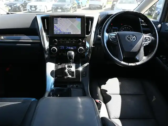 トヨタ アルファード S Cパッケージ 千葉県 2021(令3)年 6.1万km ホワイトパールクリスタルシャイン Toyota Safety Sense/・プリクラッシュセーフティ/・レーンディパーチャーアラート/・オートハイビーム/・レーダークルーズコントロール/・ブラインドスポットモニター/デジタルインナーミラー/ムーンルーフ/両側パワースライドドア/パワーバックドア/前席パワーシート/エアシート/シートヒーター/助手席/後席オットマン/純正コネクティッドナビ/地デジTV/【DVD/CD再生機能　Bluetooth接続】/バックカメラ/フリップダウンモニター/シグネチャーイルミブレード/革巻きステアリング/ステアリングヒーター/ステアリングスイッチ/ETC（2.0）/3眼LEDヘッドライト/フォグライト/ウインカーミラー/クリアランスソナー/純正18インチアルミホイル/サイド/カーテンエアバッグ/スマートキー
