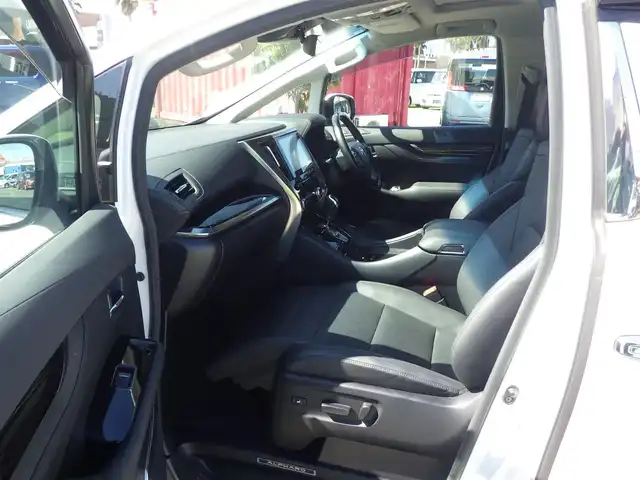 トヨタ アルファード S Cパッケージ 千葉県 2021(令3)年 6.1万km ホワイトパールクリスタルシャイン Toyota Safety Sense/・プリクラッシュセーフティ/・レーンディパーチャーアラート/・オートハイビーム/・レーダークルーズコントロール/・ブラインドスポットモニター/デジタルインナーミラー/ムーンルーフ/両側パワースライドドア/パワーバックドア/前席パワーシート/エアシート/シートヒーター/助手席/後席オットマン/純正コネクティッドナビ/地デジTV/【DVD/CD再生機能　Bluetooth接続】/バックカメラ/フリップダウンモニター/シグネチャーイルミブレード/革巻きステアリング/ステアリングヒーター/ステアリングスイッチ/ETC（2.0）/3眼LEDヘッドライト/フォグライト/ウインカーミラー/クリアランスソナー/純正18インチアルミホイル/サイド/カーテンエアバッグ/スマートキー