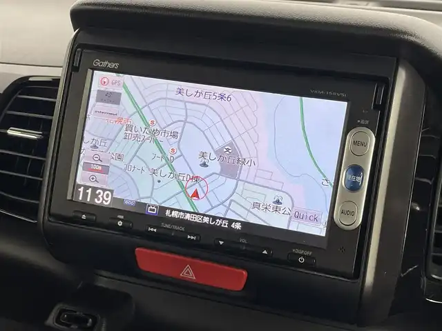 ホンダ Ｎ ＢＯＸ カスタム G SSパッケージ 道央・札幌 2015(平27)年 5.2万km ミラノレッド ・ワンオーナー/・４WD/・安心パッケージ/・ナビ装着用スペシャルパッケージ/・純正ギャザーズナビ/　CD/DVD/SD/USB/ワンセグ/・バックカメラ/・ETC/・衝突軽減ブレーキ/・横滑り防止/・前席シートヒーター/・アイドリングストップ/・HIDヘッドライト/・フォグライト/・オートライト/・プッシュスタート/・スマートキー/・純正フロアマット/・ドアバイザー