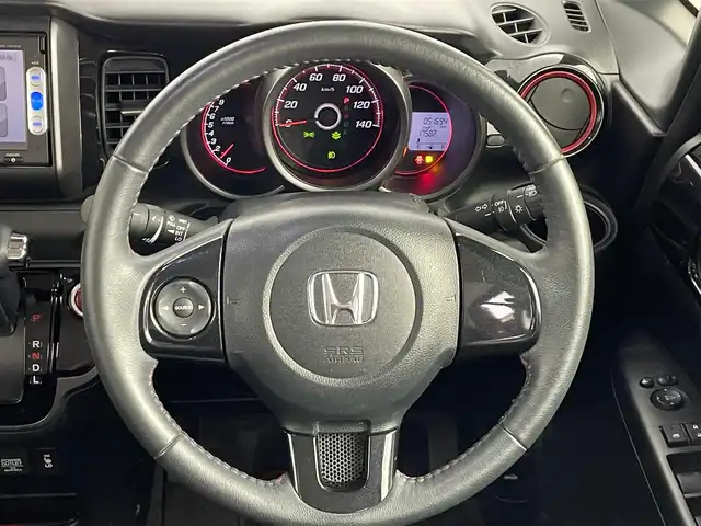 ホンダ Ｎ ＢＯＸ カスタム G SSパッケージ 道央・札幌 2015(平27)年 5.2万km ミラノレッド ・ワンオーナー/・４WD/・安心パッケージ/・ナビ装着用スペシャルパッケージ/・純正ギャザーズナビ/　CD/DVD/SD/USB/ワンセグ/・バックカメラ/・ETC/・衝突軽減ブレーキ/・横滑り防止/・前席シートヒーター/・アイドリングストップ/・HIDヘッドライト/・フォグライト/・オートライト/・プッシュスタート/・スマートキー/・純正フロアマット/・ドアバイザー