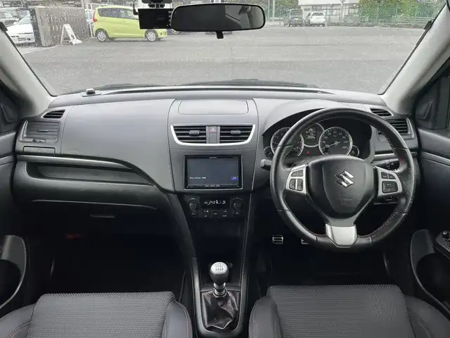 スズキ スイフト スポーツ 埼玉県 2013(平25)年 10万km スーパーブラックパール (株)IDOMが運営する【じしゃロン鳩ヶ谷店】の自社ローン専用車両になりますこちらは現金またはオートローンご利用時の価格です。自社ローンご希望の方は別途その旨お申付け下さい/carrozzeriaサイバーナビ(AVIC-ZH77)/　AM/FM/CD/DVD/BT/フルセグＴＶ/クルーズコントロール/純正アルミホイール/ステアリングスイッチ/革巻きステアリング/フォグランプ/ドアバイザー/電動格納式ウィンカーミラー/プッシュスタートボタン/スマートキー×２