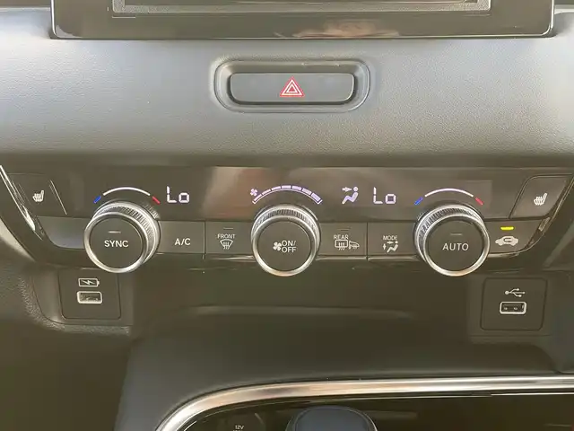 ホンダ ヴェゼル ハイブリッド e:HEV Z 滋賀県 2024(令6)年 0.6万km サンドカーキパール 社外ナビ/(Bluetooth/AM/FM)/衝突軽減ブレーキ/アダプティブクルーズコントロール/レーンキープアシスト/ブラインドスポットモニター/バックカメラ/コーナーセンサー/電動リアーゲート/ハーフレザーシート/シートヒーター/ステアリングヒーター/電動パーキング/ブレーキホールド/LEDオートライト/オートハイビーム/フォグ/パドルシフト/ETC/USB/寒冷地仕様