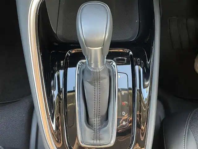 ホンダ ヴェゼル ハイブリッド e:HEV Z 滋賀県 2024(令6)年 0.6万km サンドカーキパール 社外ナビ/(Bluetooth/AM/FM)/衝突軽減ブレーキ/アダプティブクルーズコントロール/レーンキープアシスト/ブラインドスポットモニター/バックカメラ/コーナーセンサー/電動リアーゲート/ハーフレザーシート/シートヒーター/ステアリングヒーター/電動パーキング/ブレーキホールド/LEDオートライト/オートハイビーム/フォグ/パドルシフト/ETC/USB/寒冷地仕様