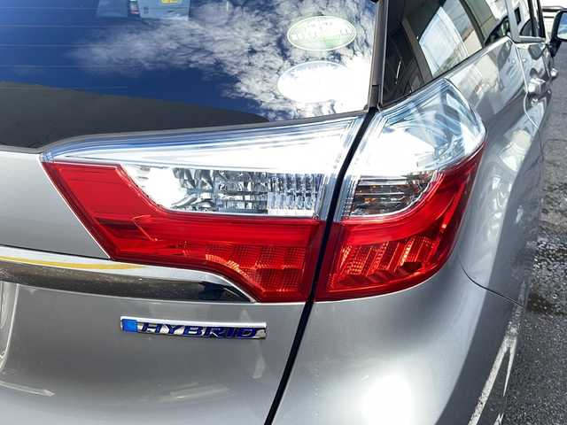 ホンダ シャトル ハイブリッド X ホンダセンシング 東京都 2017(平29)年 1.4万km ルナシルバーM ホンダセンシング/LEDヘッドライト/4スピーカー/シートヒーター/プラズマクラスター付き左右独立温度調節オートエアコン/同色アウトサイドドアハンドル/ワンオーナー/メモリナビ/ワンセグテレビ/バックカメラ/アイドリングストップ/クルーズコントロール/プッシュスタート/ビルトインETC/ステンレス製スポーツペダル/ミュージックプレイヤー接続（Ipod/AUX）/標準寒冷地仕様/マルチユースバスケット
