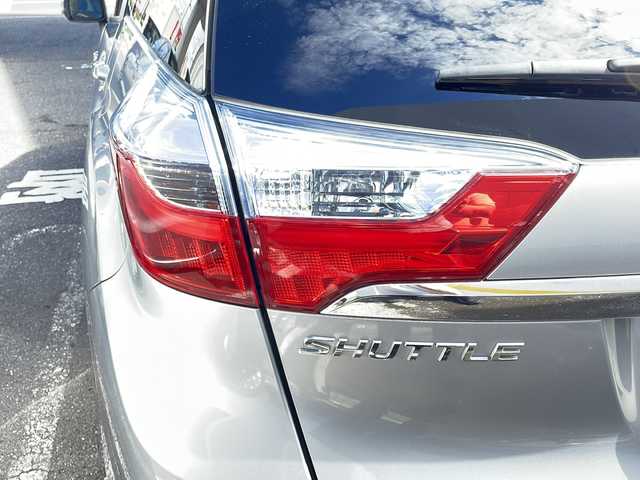 ホンダ シャトル ハイブリッド X ホンダセンシング 東京都 2017(平29)年 1.4万km ルナシルバーM ホンダセンシング/LEDヘッドライト/4スピーカー/シートヒーター/プラズマクラスター付き左右独立温度調節オートエアコン/同色アウトサイドドアハンドル/ワンオーナー/メモリナビ/ワンセグテレビ/バックカメラ/アイドリングストップ/クルーズコントロール/プッシュスタート/ビルトインETC/ステンレス製スポーツペダル/ミュージックプレイヤー接続（Ipod/AUX）/標準寒冷地仕様/マルチユースバスケット