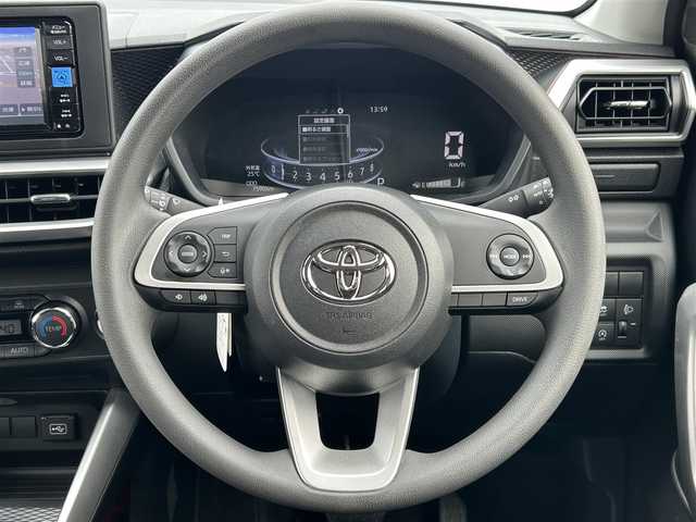 トヨタ ライズ G 滋賀県 2023(令5)年 0.8万km シャイニングホワイトパール 純正ナビ/(Bluetooth/フルセグ/CD/DVD)/スマートアシスト/・衝突軽減ブレーキ/・レーンキープアシスト/・標識認識/・先行車発進告知/・Autoハイビーム/LEDオートライト/バックカメラ/コーナーセンサー/純正フロアマット/電動格納ミラー/ドアバイザー/ビルトインETC/USB/フロアMT付きAT