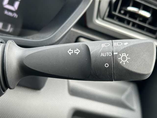 トヨタ ライズ G 滋賀県 2023(令5)年 0.8万km シャイニングホワイトパール 純正ナビ/(Bluetooth/フルセグ/CD/DVD)/スマートアシスト/・衝突軽減ブレーキ/・レーンキープアシスト/・標識認識/・先行車発進告知/・Autoハイビーム/LEDオートライト/バックカメラ/コーナーセンサー/純正フロアマット/電動格納ミラー/ドアバイザー/ビルトインETC/USB/フロアMT付きAT