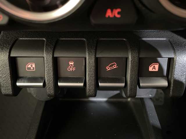 スズキ ジムニー シエラ JC 愛媛県 2024(令6)年 0.6万km ピュアホワイトP 衝突被害軽減システム　ドライブレコーダー　シートヒーター　ダウンヒルアシストコントロール　クルーズコントロール　ヘッドライトウォッシャー　純正１５インチアルミホイール　純正フロアマット　禁煙車