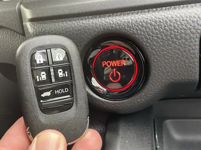 ホンダ ステップワゴン スパーダ eHEV 東京都 2025(令7)年 0.1千km プラチナホワイトパール 登録済未使用車/純正11.4インチナビ/バックカメラ/両側パワースライドドア/パワーテールゲート/レザーシート/シートヒーター/オットマン/パドルシフト/ホンダセンシング/衝突軽減ブレーキ/レーンキープアシスト/レーダークルーズコントロール/ブラインドスポットモニター/コーナーセンサー/LEDヘッドライト/スマートキー