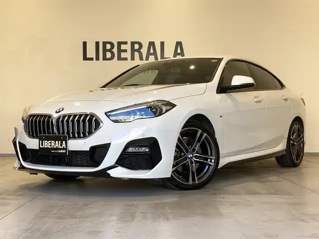 ＢＭＷ ＢＭＷ ２１８ｄ グランクーペ Mスポーツ EDジョイ+ 熊本県 2021(令3)年 2.8万km アルピンホワイトⅢ ・ワンオーナー/・スマートキー/・プッシュスタート/・インテリジェントセーフティ/・注意喚起アシスタント/・パーキングアシスト/・PDC自動起動/・アクティブPDC緊急ブレーキ/・ブラインドスポットモニター/・オートハイビーム/・クルーズコントロール(追従式)/・ハーフレザーシート/・前席パワーシート/・純正メモリナビ/　【Bluetooth・USB・AppleCarPlay・AndroidAuto】/・バックカメラ/・ETC/・ドライブレコーダー(前後録画)/・ワイヤレス充電/・LEDヘッドランプ/・LEDフォグランプ/・純正マット/・保証書/取説