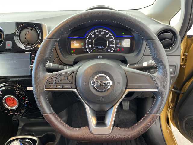 日産 ノート e－パワー X モード・プレミア 群馬県 2017(平29)年 3.9万km ギャラクシーゴールド 純正７インチＳＤナビ　デジタルインナーミラー　純正ドライブレコーダー　ＥＴＣ　エマージェンシーブレーキ　ステアリングスイッチ　ＬＥＤヘッドライト　フォグライト　スマートキー　プッシュスタート　禁煙車