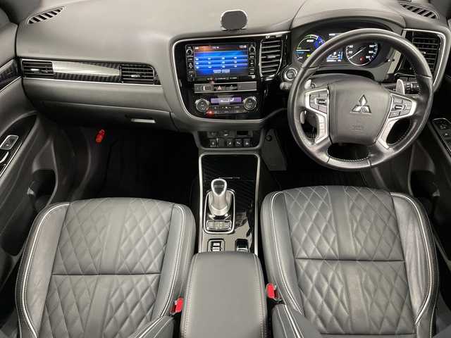 三菱 アウトランダー ＰＨＥＶ G プレミアムパッケージ 道央・札幌 2018(平30)年 4.5万km シルキーホワイト ・4WD/e-Assist・/・衝突被害軽減ブレーキ/・ブラインドスポットモニター/・レーダークルーズコントロール/・純正メーカーナビ　/・フルセグ/BT/VD/CD/USB/・マルチアラウンドモニター/・バックカメラ/・パワーバックドア/・レザーシート/シートヒーター/・ステアリングヒーター/・LEDライト/オートハイビーム/・ドライブレコーダー/・パドルシフト/・ビルトインETC/・AC100V1500W/・スマートキー