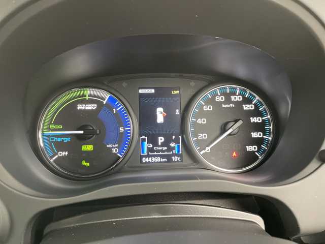 三菱 アウトランダー ＰＨＥＶ G プレミアムパッケージ 道央・札幌 2018(平30)年 4.5万km シルキーホワイト ・4WD/e-Assist・/・衝突被害軽減ブレーキ/・ブラインドスポットモニター/・レーダークルーズコントロール/・純正メーカーナビ　/・フルセグ/BT/VD/CD/USB/・マルチアラウンドモニター/・バックカメラ/・パワーバックドア/・レザーシート/シートヒーター/・ステアリングヒーター/・LEDライト/オートハイビーム/・ドライブレコーダー/・パドルシフト/・ビルトインETC/・AC100V1500W/・スマートキー