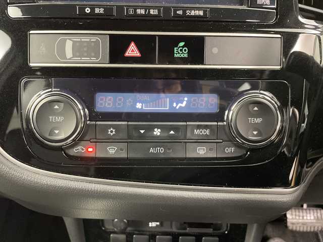 三菱 アウトランダー ＰＨＥＶ G プレミアムパッケージ 道央・札幌 2018(平30)年 4.5万km シルキーホワイト ・4WD/e-Assist・/・衝突被害軽減ブレーキ/・ブラインドスポットモニター/・レーダークルーズコントロール/・純正メーカーナビ　/・フルセグ/BT/VD/CD/USB/・マルチアラウンドモニター/・バックカメラ/・パワーバックドア/・レザーシート/シートヒーター/・ステアリングヒーター/・LEDライト/オートハイビーム/・ドライブレコーダー/・パドルシフト/・ビルトインETC/・AC100V1500W/・スマートキー