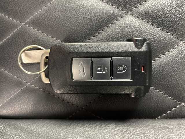 三菱 アウトランダー ＰＨＥＶ G プレミアムパッケージ 道央・札幌 2018(平30)年 4.5万km シルキーホワイト ・4WD/e-Assist・/・衝突被害軽減ブレーキ/・ブラインドスポットモニター/・レーダークルーズコントロール/・純正メーカーナビ　/・フルセグ/BT/VD/CD/USB/・マルチアラウンドモニター/・バックカメラ/・パワーバックドア/・レザーシート/シートヒーター/・ステアリングヒーター/・LEDライト/オートハイビーム/・ドライブレコーダー/・パドルシフト/・ビルトインETC/・AC100V1500W/・スマートキー