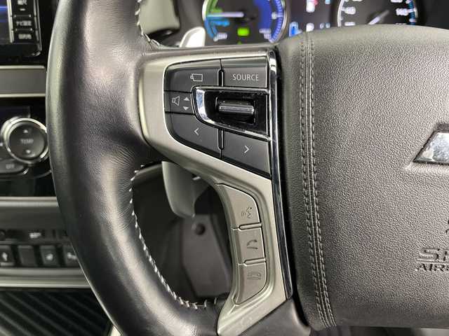 三菱 アウトランダー ＰＨＥＶ G プレミアムパッケージ 道央・札幌 2018(平30)年 4.5万km シルキーホワイト ・4WD/e-Assist・/・衝突被害軽減ブレーキ/・ブラインドスポットモニター/・レーダークルーズコントロール/・純正メーカーナビ　/・フルセグ/BT/VD/CD/USB/・マルチアラウンドモニター/・バックカメラ/・パワーバックドア/・レザーシート/シートヒーター/・ステアリングヒーター/・LEDライト/オートハイビーム/・ドライブレコーダー/・パドルシフト/・ビルトインETC/・AC100V1500W/・スマートキー