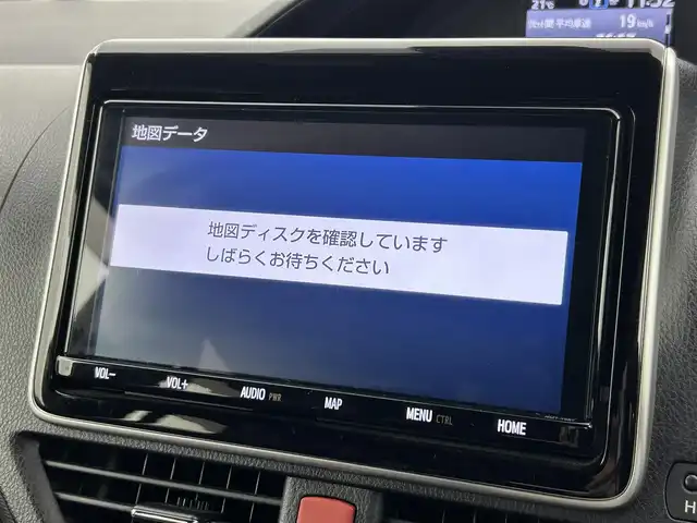 トヨタ ノア Si ダブルバイビーⅡ 福岡県 2020(令2)年 1.9万km ホワイトパールクリスタルシャイン 後席モニター　/純正９型ナビ（フルセグＴＶ）　/バックカメラ　/ビルトインＥＴＣ　/クルーズコントロール　/衝突被害軽減ブレーキ　/レーンキープ　/ＰＫＳＢ　/先行車発進お知らせ　/ＭＴモード付き　/両側電動スライドドア