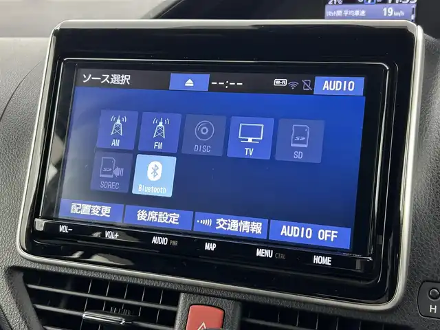 トヨタ ノア Si ダブルバイビーⅡ 福岡県 2020(令2)年 1.9万km ホワイトパールクリスタルシャイン 後席モニター　/純正９型ナビ（フルセグＴＶ）　/バックカメラ　/ビルトインＥＴＣ　/クルーズコントロール　/衝突被害軽減ブレーキ　/レーンキープ　/ＰＫＳＢ　/先行車発進お知らせ　/ＭＴモード付き　/両側電動スライドドア