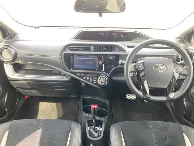 トヨタ アクア G G’s 大分県 2017(平29)年 4.8万km ブラックマイカ Stradaメモリーナビ/ CD/DVD/Blu-ray/SD/Bluetooth/フルセグＴＶ/バックカメラ/トヨタセーフティセンス/・プリクラッシュセーフティ/・レーンディパーチャアラート/・オートマチックハイビーム/クルーズコントロール/ステアリングリモコン/ハーフレザーシート/D/Nシートヒーター/LEDオートヘッドライト/フォグランプ/電格ミラー/ビルトインETC2.0/スマートキー/プッシュスタート