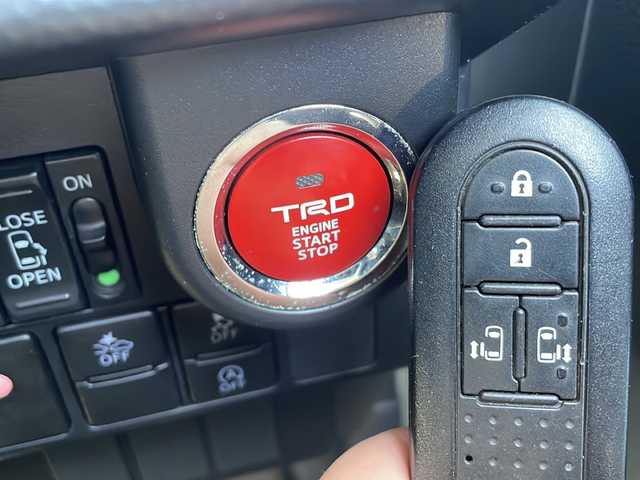 トヨタ タンク カスタムG－T 埼玉県 2017(平29)年 3.4万km パールホワイトⅢ ワンオーナー/Toyota Safety Sense /プリクラッシュ/レーンアシスト/コーナーセンサー/クルーズコントロール/純正ナビ/・AM/FM/CD/DVD/BT/ワンセグTV/ビルトインETC/両側パワースライドドア/後席用フリップダウンモニター/LEDヘッドライト/フォグランプ/前方ドライブレコーダー/プッシュスタート/スマートキー/保証書/取扱説明書