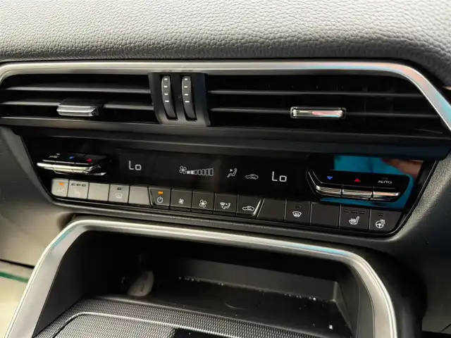 マツダ ＣＸ－６０ XD Lパッケージ 香川県 2023(令5)年 3.3万km プラチナクォーツメタリック 4WD/パノラマサンルーフ/純正12型センターディスプレイ/・BT/AM/FM//・AppleCarPlay、AndroidAuto対応/ハンズフリーパワーバックドア/360度ビューモニター/ビルトインETC/セルスタードライブレコーダー/レーダークルーズコントロール/パーキングセンサー/ヒルディセントコントロール/スマートブレーキサポート/誤発進抑制制御/車線逸脱警報システム/降車支援機能付ブラインドスポットモニタリング/レーンキープアシストシステム/緊急時車線維持支援/接近車両検知(前後)/交通標識認識システム/ドライバー異常時対応システム/アクティブドライビングディスプレイ/ターボ/アダプティブLEDヘッドランプ/本革巻きステアリング/ステアリングヒーター/パドルシフト/ブラック革シート/全席シートヒーター/前席パワーシート/BOSEサウンドシステム/純正20インチアルミホイール/アドバンストキーレスエントリーシステム/禁煙車
