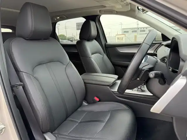マツダ ＣＸ－６０ XD Lパッケージ 香川県 2023(令5)年 3.3万km プラチナクォーツメタリック 4WD/パノラマサンルーフ/純正12型センターディスプレイ/・BT/AM/FM//・AppleCarPlay、AndroidAuto対応/ハンズフリーパワーバックドア/360度ビューモニター/ビルトインETC/セルスタードライブレコーダー/レーダークルーズコントロール/パーキングセンサー/ヒルディセントコントロール/スマートブレーキサポート/誤発進抑制制御/車線逸脱警報システム/降車支援機能付ブラインドスポットモニタリング/レーンキープアシストシステム/緊急時車線維持支援/接近車両検知(前後)/交通標識認識システム/ドライバー異常時対応システム/アクティブドライビングディスプレイ/ターボ/アダプティブLEDヘッドランプ/本革巻きステアリング/ステアリングヒーター/パドルシフト/ブラック革シート/全席シートヒーター/前席パワーシート/BOSEサウンドシステム/純正20インチアルミホイール/アドバンストキーレスエントリーシステム/禁煙車