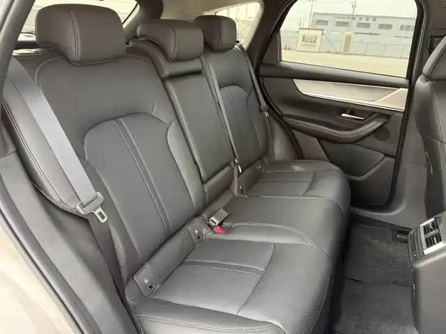 マツダ ＣＸ－６０ XD Lパッケージ 香川県 2023(令5)年 3.3万km プラチナクォーツメタリック 4WD/パノラマサンルーフ/純正12型センターディスプレイ/・BT/AM/FM//・AppleCarPlay、AndroidAuto対応/ハンズフリーパワーバックドア/360度ビューモニター/ビルトインETC/セルスタードライブレコーダー/レーダークルーズコントロール/パーキングセンサー/ヒルディセントコントロール/スマートブレーキサポート/誤発進抑制制御/車線逸脱警報システム/降車支援機能付ブラインドスポットモニタリング/レーンキープアシストシステム/緊急時車線維持支援/接近車両検知(前後)/交通標識認識システム/ドライバー異常時対応システム/アクティブドライビングディスプレイ/ターボ/アダプティブLEDヘッドランプ/本革巻きステアリング/ステアリングヒーター/パドルシフト/ブラック革シート/全席シートヒーター/前席パワーシート/BOSEサウンドシステム/純正20インチアルミホイール/アドバンストキーレスエントリーシステム/禁煙車
