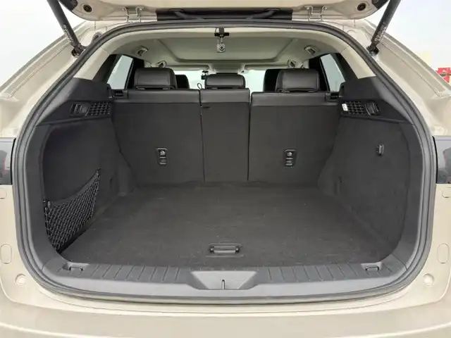 マツダ ＣＸ－６０ XD Lパッケージ 香川県 2023(令5)年 3.3万km プラチナクォーツメタリック 4WD/パノラマサンルーフ/純正12型センターディスプレイ/・BT/AM/FM//・AppleCarPlay、AndroidAuto対応/ハンズフリーパワーバックドア/360度ビューモニター/ビルトインETC/セルスタードライブレコーダー/レーダークルーズコントロール/パーキングセンサー/ヒルディセントコントロール/スマートブレーキサポート/誤発進抑制制御/車線逸脱警報システム/降車支援機能付ブラインドスポットモニタリング/レーンキープアシストシステム/緊急時車線維持支援/接近車両検知(前後)/交通標識認識システム/ドライバー異常時対応システム/アクティブドライビングディスプレイ/ターボ/アダプティブLEDヘッドランプ/本革巻きステアリング/ステアリングヒーター/パドルシフト/ブラック革シート/全席シートヒーター/前席パワーシート/BOSEサウンドシステム/純正20インチアルミホイール/アドバンストキーレスエントリーシステム/禁煙車