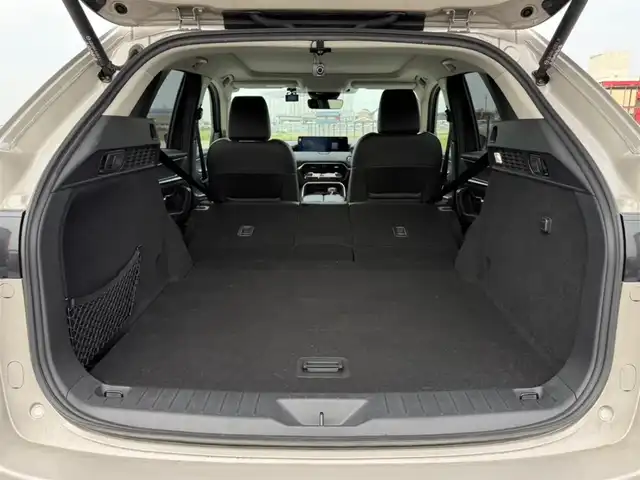 マツダ ＣＸ－６０ XD Lパッケージ 香川県 2023(令5)年 3.3万km プラチナクォーツメタリック 4WD/パノラマサンルーフ/純正12型センターディスプレイ/・BT/AM/FM//・AppleCarPlay、AndroidAuto対応/ハンズフリーパワーバックドア/360度ビューモニター/ビルトインETC/セルスタードライブレコーダー/レーダークルーズコントロール/パーキングセンサー/ヒルディセントコントロール/スマートブレーキサポート/誤発進抑制制御/車線逸脱警報システム/降車支援機能付ブラインドスポットモニタリング/レーンキープアシストシステム/緊急時車線維持支援/接近車両検知(前後)/交通標識認識システム/ドライバー異常時対応システム/アクティブドライビングディスプレイ/ターボ/アダプティブLEDヘッドランプ/本革巻きステアリング/ステアリングヒーター/パドルシフト/ブラック革シート/全席シートヒーター/前席パワーシート/BOSEサウンドシステム/純正20インチアルミホイール/アドバンストキーレスエントリーシステム/禁煙車
