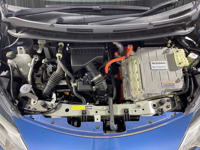 日産 ノート e－パワー X 神奈川県 2017(平29)年 2.9万km シャイニングブルー 純正７型SDナビゲーション/CD DVD Bluetooth フルセグTV/アラウンドビューモニター/衝突被害軽減システム/車線逸脱警報/クリアランスソナー/ETC/ドライブレコーダー/純正フロアマット/インテリジェントデジタルインナーミラー/オートライト/スマートキー/プッシュスタート/ドアバイザー