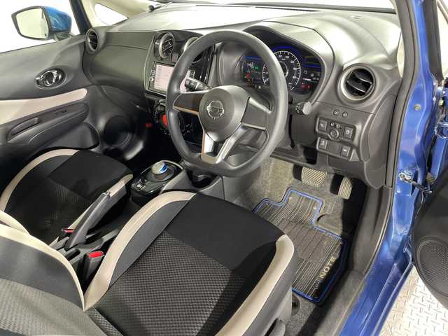 日産 ノート e－パワー X 神奈川県 2017(平29)年 2.9万km シャイニングブルー 純正７型SDナビゲーション/CD DVD Bluetooth フルセグTV/アラウンドビューモニター/衝突被害軽減システム/車線逸脱警報/クリアランスソナー/ETC/ドライブレコーダー/純正フロアマット/インテリジェントデジタルインナーミラー/オートライト/スマートキー/プッシュスタート/ドアバイザー