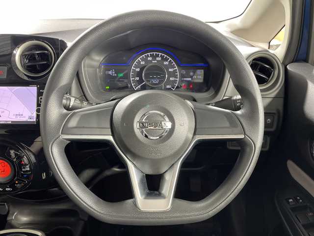 日産 ノート e－パワー X 神奈川県 2017(平29)年 2.9万km シャイニングブルー 純正７型SDナビゲーション/CD DVD Bluetooth フルセグTV/アラウンドビューモニター/衝突被害軽減システム/車線逸脱警報/クリアランスソナー/ETC/ドライブレコーダー/純正フロアマット/インテリジェントデジタルインナーミラー/オートライト/スマートキー/プッシュスタート/ドアバイザー